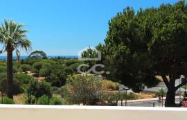 2 bedroom apartment with private terrace and views over the mountains and the sea in Porches!