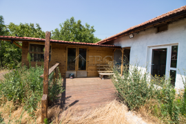 Renovated 1 -bedroom house wIth bIg garden and nIce vIews near SvIshtov