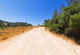 Rustic land with 909 M2 located in the Areeiro area between Loulé and Almancil