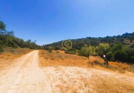 Rustic land with 909 M2 located in the Areeiro area between Loulé and Almancil