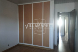 2 bedroom banking apartment on the 6th floor of a building located in Setúbal