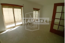 3 bedroom bank apartment located in the Barro Vermelho Urbanization in Abrantes