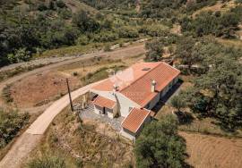 Detached, modernised 3 bedroom quinta in country location with 2500m2 plot North of Tavira.