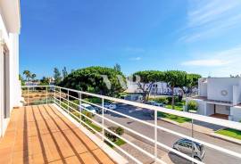 Large 3+3 bedroom semi-detached house located in a gated community, Vilamoura