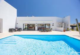 Contemporary villa with swimming pool in quiet residential area!