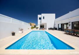 Contemporary villa with swimming pool in quiet residential area!