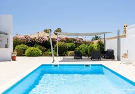 Contemporary villa with swimming pool in quiet residential area!