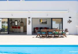 Contemporary villa with swimming pool in quiet residential area!