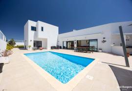 Contemporary villa with swimming pool in quiet residential area!