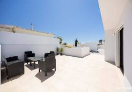 Contemporary villa with swimming pool in quiet residential area!