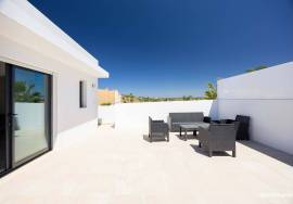 Contemporary villa with swimming pool in quiet residential area!