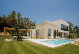 Stunning 4+1 - bedroom villa with pool and rooftop jacuzzi in Quinta do Lago