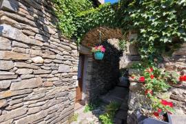 Pretty Cottage In The Heart Of The Countryside