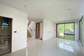 Burasiri Krungthep Kreetha - Luxury Detached House with 4 Bedrooms and 200 sqm on Rama 9 Road.