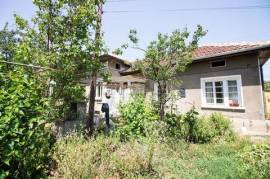 Large house with 3 beds, big garden and outbuildings close to Pavlikeni, Bulgaria