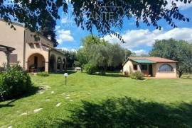 AZ317- Agricultural and agritourism estate with farmhouse, restaurant, annex, swimming pool, and 11 hectares of land