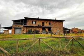 SI6366- Independent stone farmhouse with outbuildings and 2 hectares of land