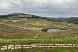 AZ319- agricultural estate with a farmhouse, outbuildings, and a vast land of about 38.6 hectares