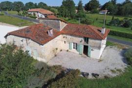 €70000 - Charming Country House with Beautiful Gardens Close To Champagne Mouton & Confolens
