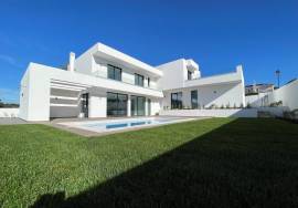 Modern 4 Bedrooms Villa Close to All the Amenities