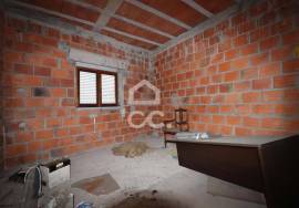 House with 2 floors and land in Cernache