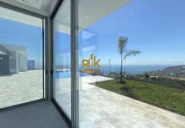 Contemporary 3 bedroom single storey villa with pool and sea views