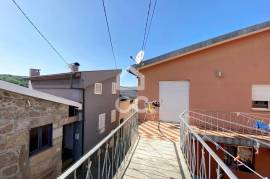 Detached villa with two apartments T1 and T3 with independent entrance.