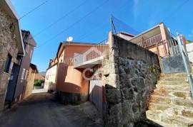 Detached villa with two apartments T1 and T3 with independent entrance.