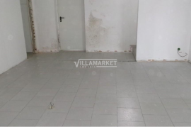 Ground floor stall store with 106 m2 for commerce located near the center of Pombal.