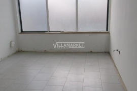 Ground floor stall store with 106 m2 for commerce located near the center of Pombal.