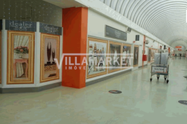 Stall store with 100 m² for commerce inserted in the Pombal Fashion Shopping Center.