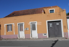 Detached house V3 bank consisting of ground floor and attic located in Tremês Municipality of Santarém.