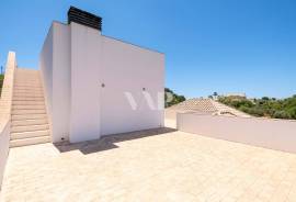 Modern and exquisite 4 bedroom villa for sale, in Loulé