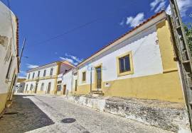 OLD BUILDING FOR REQUALIFICATION IN THE CENTER OF PÊRA, WITH ENORMOUS BUSINESS POTENTIAL.