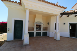 Well-maintained large family villa located in the much sought-after location of Vale Formoso.