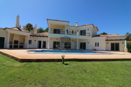 Well-maintained large family villa located in the much sought-after location of Vale Formoso.