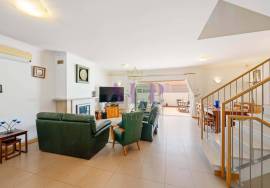 A Spacious Townhouse, with Flexible Accommodation in Burgau and within a Stroll of the Beach