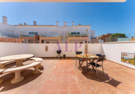 A Spacious Townhouse, with Flexible Accommodation in Burgau and within a Stroll of the Beach