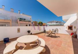 A Spacious Townhouse, with Flexible Accommodation in Burgau and within a Stroll of the Beach