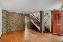 2 Bedroom Duplex House for Sale at Rua de Pelames 49, Porto