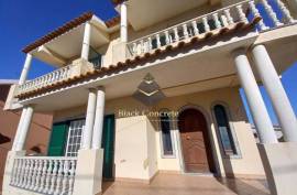 3 BEDROOM VILLA WITH BALCONIES AND GARAGE IN CHARNECA DA CAPARICA