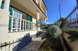 3 BEDROOM VILLA WITH BALCONIES AND GARAGE IN CHARNECA DA CAPARICA