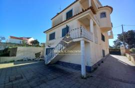 3 BEDROOM VILLA WITH BALCONIES AND GARAGE IN CHARNECA DA CAPARICA