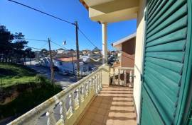 3 BEDROOM VILLA WITH BALCONIES AND GARAGE IN CHARNECA DA CAPARICA