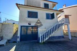 3 BEDROOM VILLA WITH BALCONIES AND GARAGE IN CHARNECA DA CAPARICA