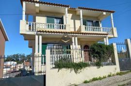 3 BEDROOM VILLA WITH BALCONIES AND GARAGE IN CHARNECA DA CAPARICA