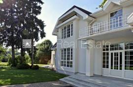 Detached house for rent in Jurmala, 400.00m2
