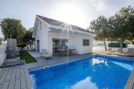 Delightful, fully furnished 2 bedroom house with private pool, for sale in Pervolia area.
