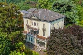 Historic villa in Art Nouveau style a few steps from Lake Garda