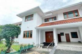 Luxury 5 Bed Villa For Sale in Pelawatte, Battaramulla Sri